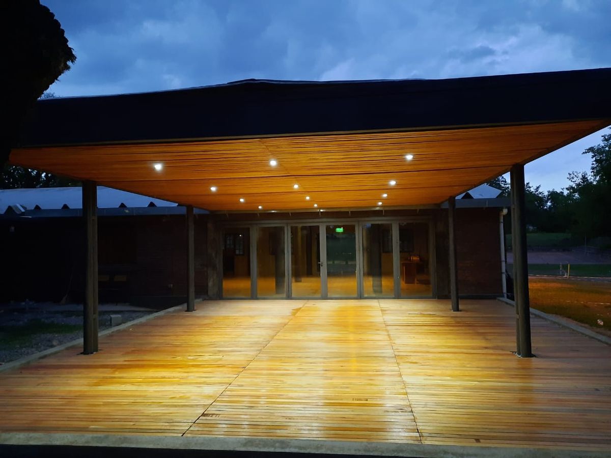 Nueva galería con deck de madera e iluminación frente al Salón Principal